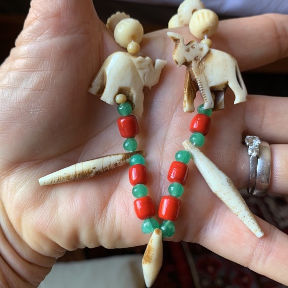 Vintage Ivory/Jade-Coral Elephant necklace. Great condition! 14” long - Picture 2 of 5